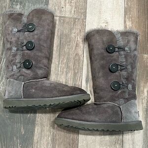 UGG Australia Women’s Bailey Button Triplet Triple Button 1873 Gray Tall Sz 8